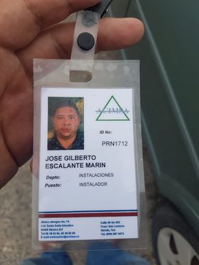 Gafete que José Gilberto Escalante Marín enseña al ofrecer sus servicios.